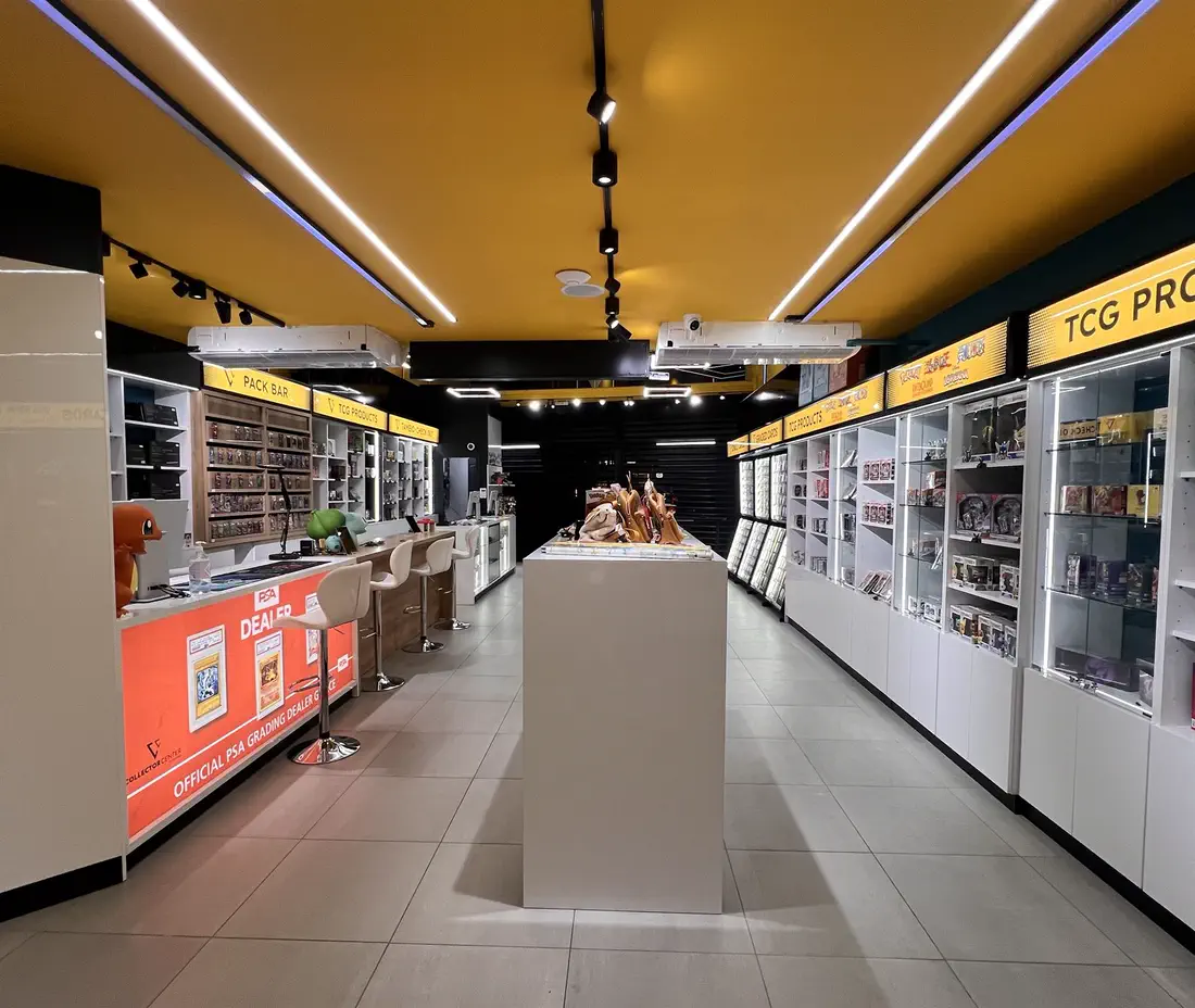 Ο κύριος χώρος του Collector Center — Pack Bar, προθήκες και επίσημο PSA Dealer counter