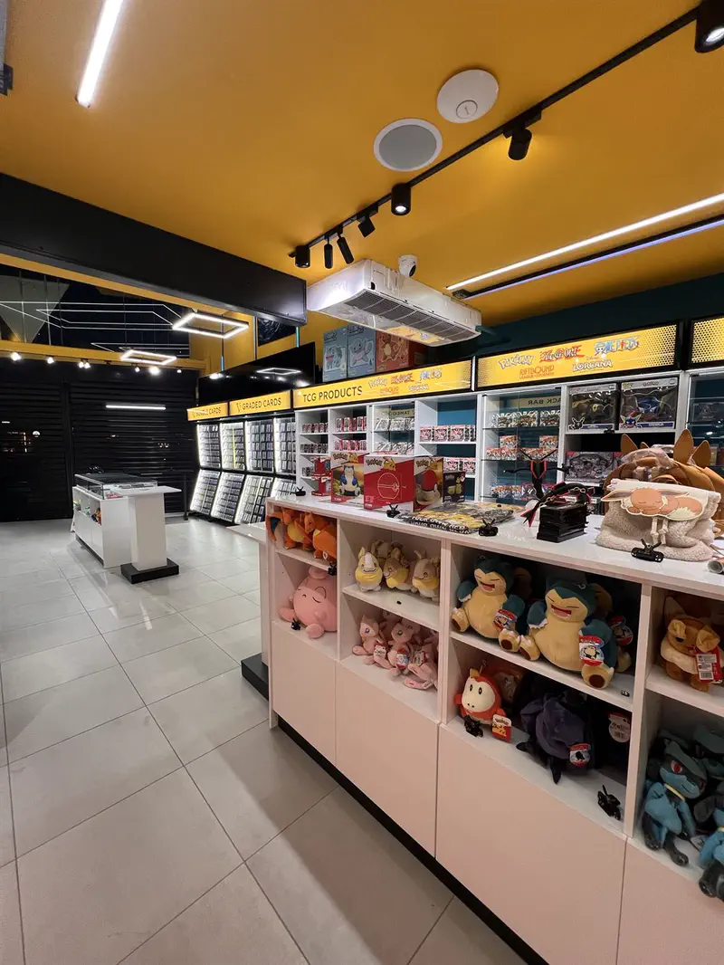 Ράφια με Pokémon plushes και TCG products στο Collector Center